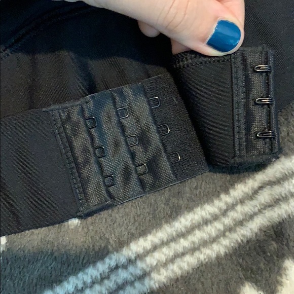 3/25PINK Victoria Secret sports bra +built in cups - Picture 3 of 5